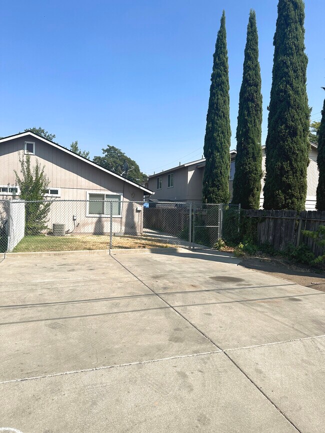 Aparcamiento privado, patio trasero vallado. - 1107 Niantic St