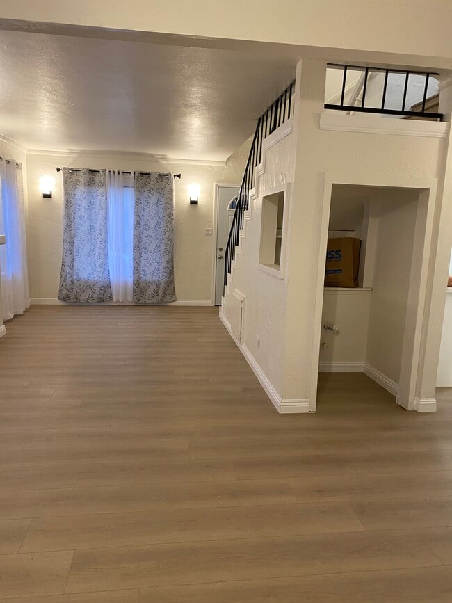 Foto del edificio - 5460 Pine Ave