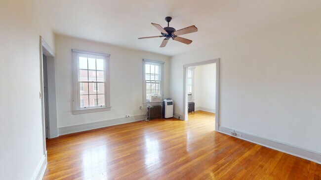 Foto del edificio - Top Floor Georgetown Two Bedroom in Amazing Location!