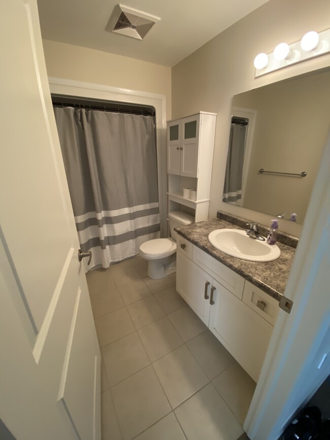 Generous size full bathroom - 1083 Gordon St