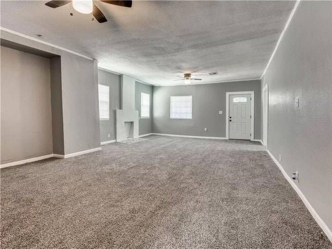 Building Photo - Wonderful 3BD/2BTH Minutes Away From the P...