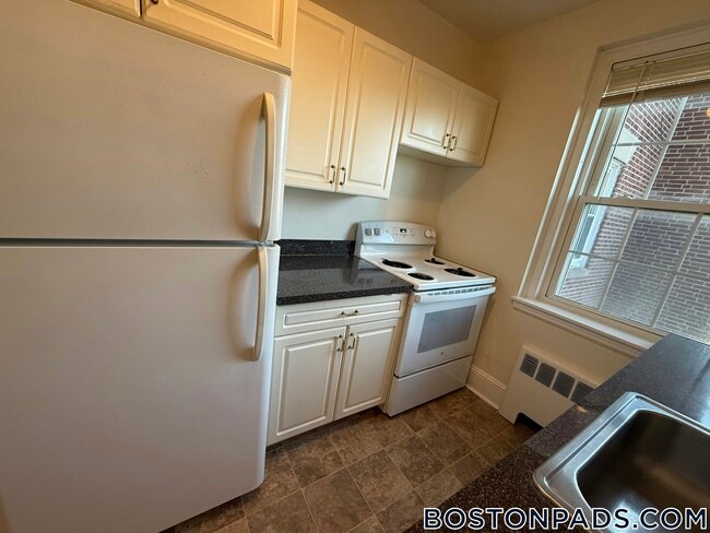 Building Photo - 550 Belmont St