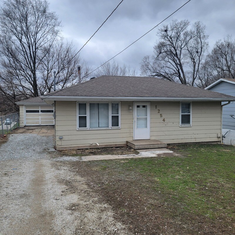 1254 E 36th Ct, Des Moines, IA 50317 House for Rent in Des Moines, IA
