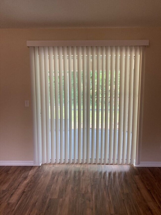 Foto del edificio - Beautiful 4/3/2 in desirable area! With Screened in porch