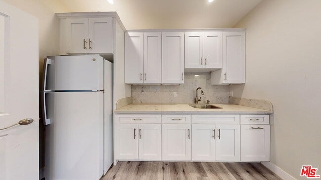 Building Photo - 7051 1/2 White Oak Ave