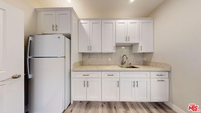 Foto del edificio - 7051 1/2 White Oak Ave