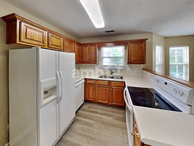 Foto del edificio - 3744 Henricks Hill Dr