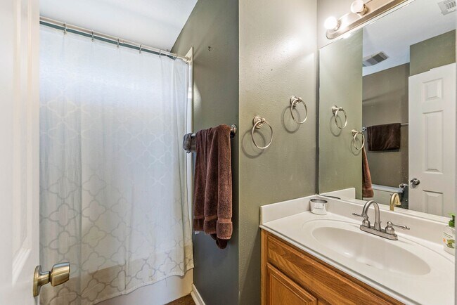 Foto del edificio - SUBLEASE AVAILABLE IMMEDIATELY THROUGH JULY 2026!  Charming 3 Bed, 2 Bath in Central Location!