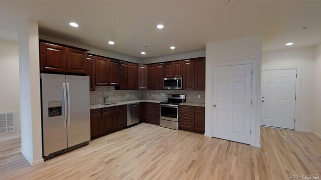 Foto del edificio - 417 New York Ave