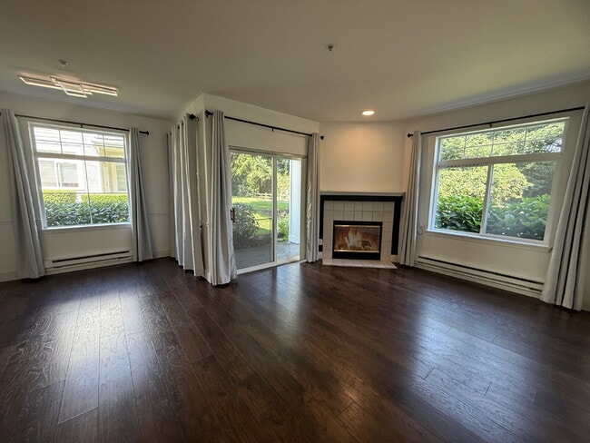 Building Photo - The Lakes @ Kent Community Condo Unit Avai...