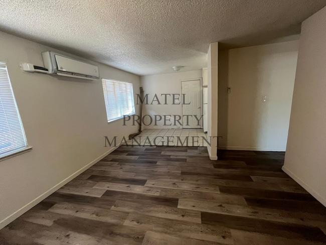 Building Photo - GIL560