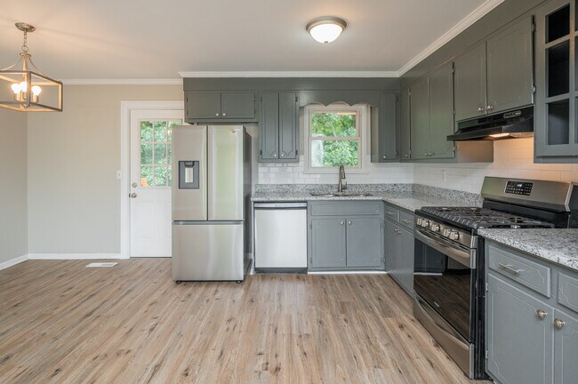 Kitchen - 504 Scenic Dr