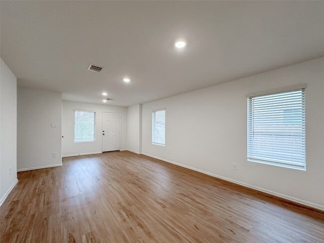 Building Photo - 1515 Las Cuevas Dr
