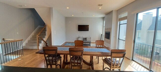 Building Photo - ONE MONTH FREE RENT!  Beautiful & Pet Frie...