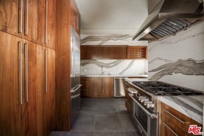 Building Photo - 1302 N Sweetzer Ave