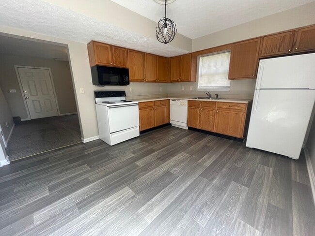 Building Photo - 2BD/1.5BA Townhouse