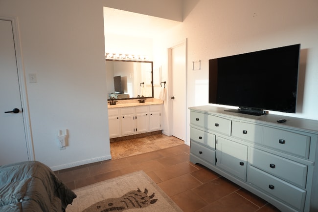 Building Photo - 804 Sylvia Ln