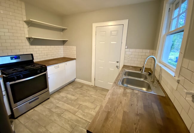 Foto del edificio - 2310 Aintree Avenue