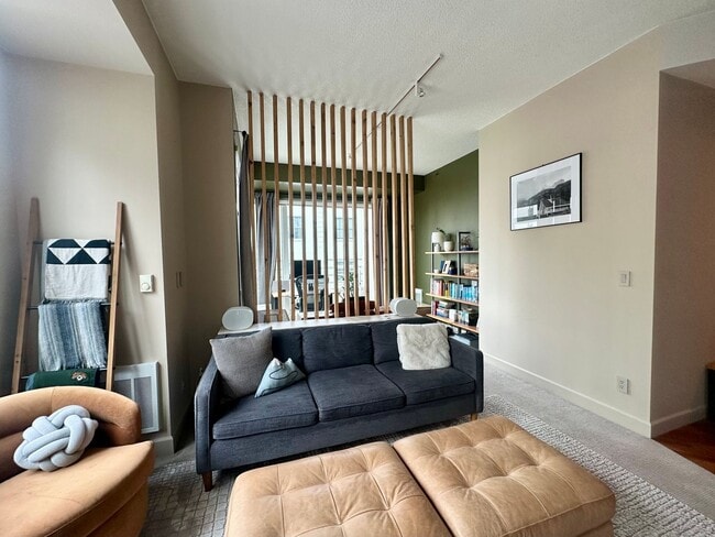 Building Photo - Luxury Corner 1BR/1BA Condo with Deck in t...