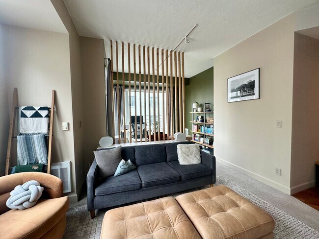 Foto del edificio - Luxury Corner 1BR/1BA Condo with Deck in t...