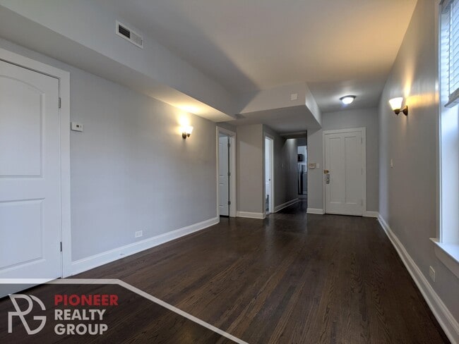 Building Photo - 1108 W Glenlake Ave