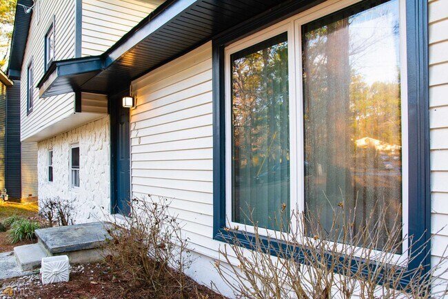 Building Photo - 220 Mozart Ct