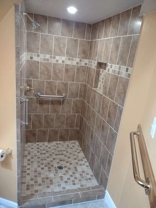 Large tile shower - 2324 Cambronne St
