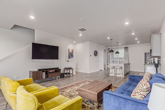 Building Photo - Immaculate, Well-Maintained 3 bed/3.5 Bath...