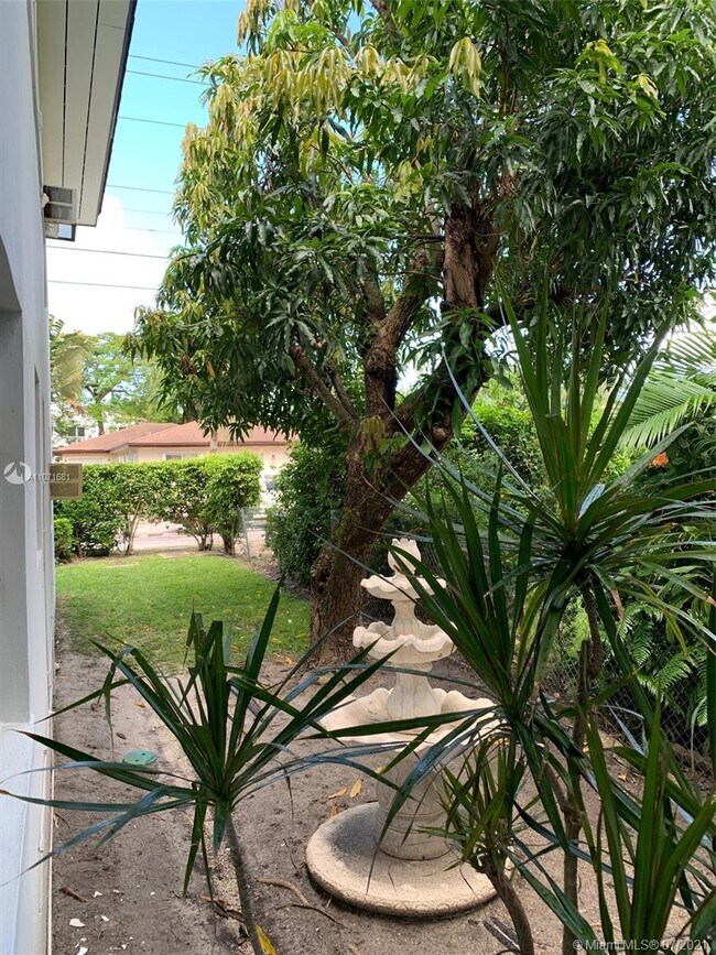 Building Photo - 3611 Ponce de Leon Blvd