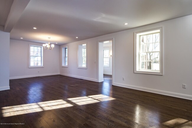 Foto del edificio - 8 Russel Ave