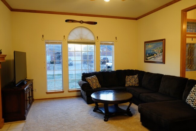 Building Photo - 417 Oakdale Dr