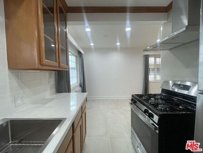 Building Photo - 1126 N Formosa Ave