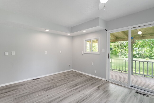 Building Photo - 833 E Dubail Ave