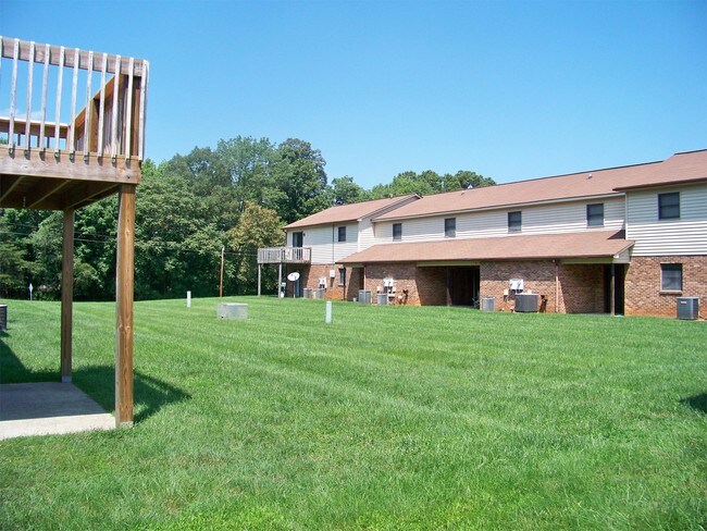 Building Photo - 1520 Forest Knolls Cir SE