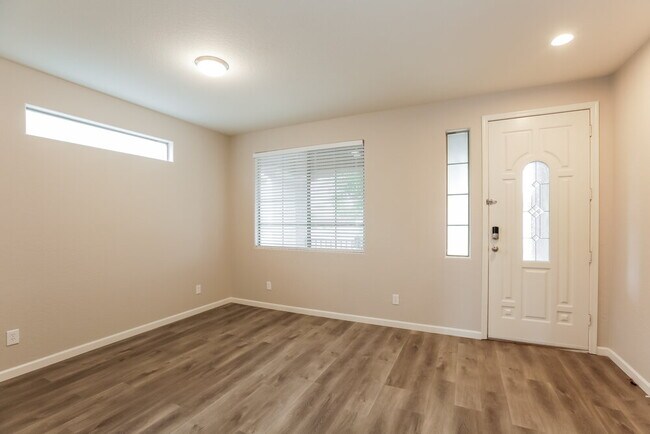 Building Photo - 5519 W Vineyard Rd