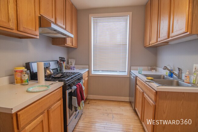 Foto del edificio - 7648 N Greenview-2