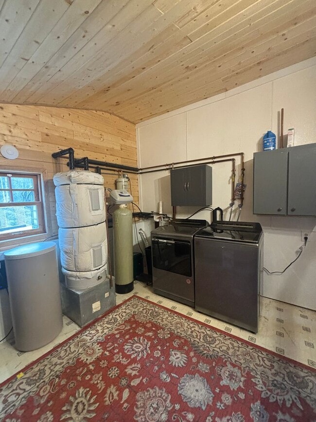 Building Photo - Huge green house / large garage / Pet frie...