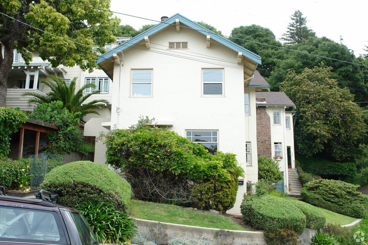 Building Photo - 1647 La Loma Ave