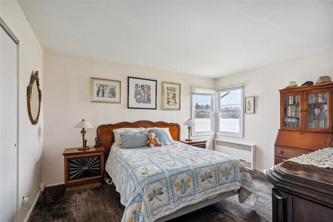 Foto del edificio - Don't miss out on this charming Syosset home!