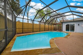 Building Photo - 2130 Round Lake Dr