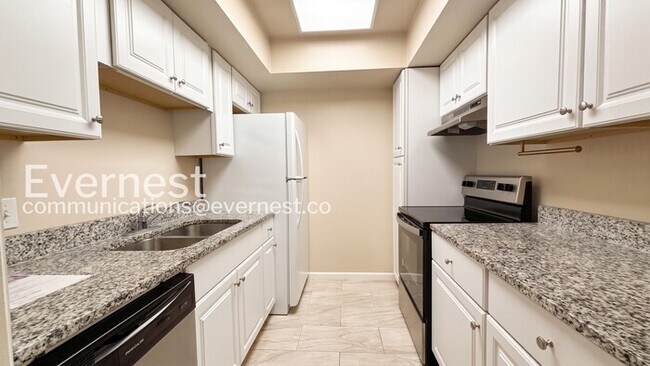 Foto del edificio - 2 Bed/1 Bath Condo with Community Pool / Pet-Friendly / Available Now!