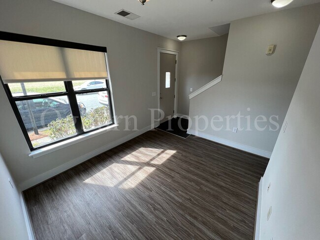 Foto del edificio - 807 Holly Ave-2BR/2BA-3 Level Townhouse!!!