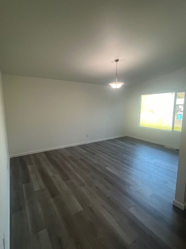 Foto del edificio - Newly remodeled 3 bedroom 2 bathroom Singl...