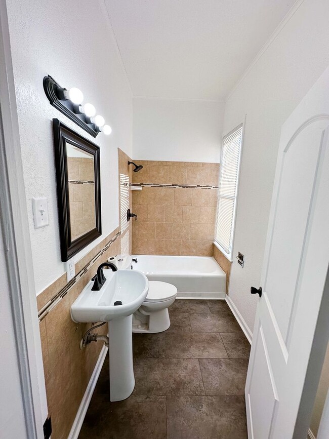 Building Photo - Remodeled Duplex