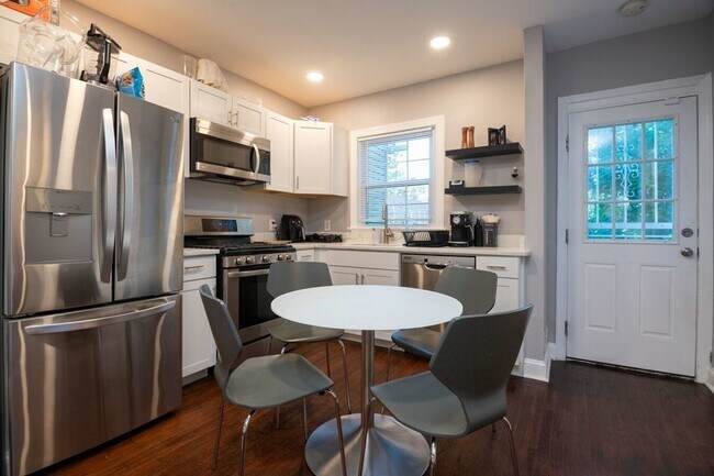 Foto del edificio - AMAZING 3 bedroom with PARKING INCLUDED!