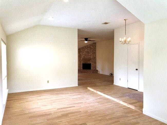 Foto del edificio - 15650 Pebble Lake Dr