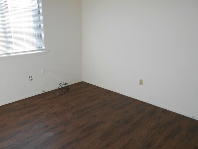Building Photo - 132 N Troy Ave