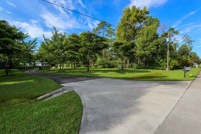 Foto del edificio - **STUNNING FURNISHED 5 BED\3 BATH PRIVATE ...