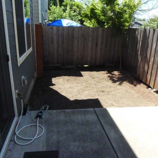 Fenced yard - 1136 R St