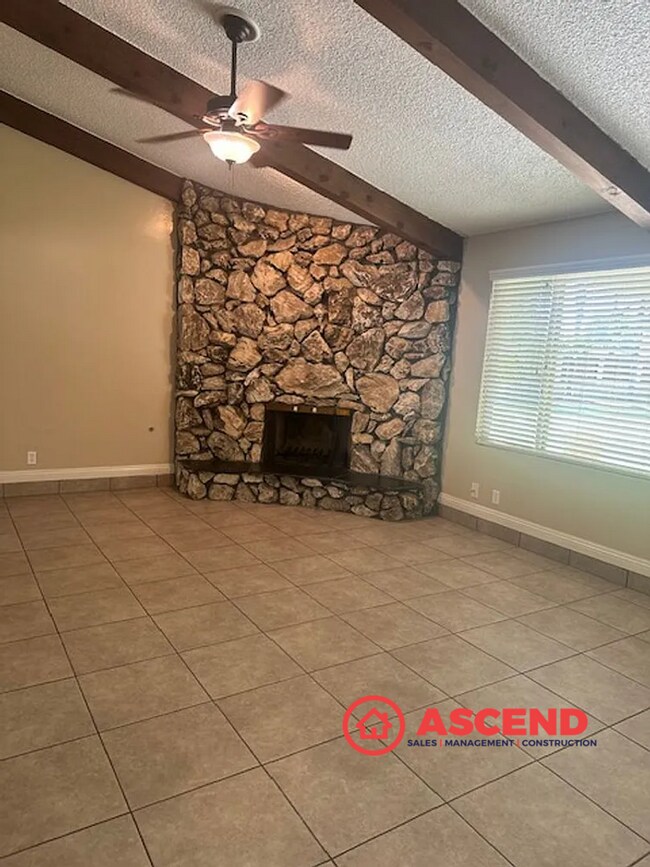 Building Photo - 3 Bed, 2 Bath Home with Fireplace in Northwest Bakersfield